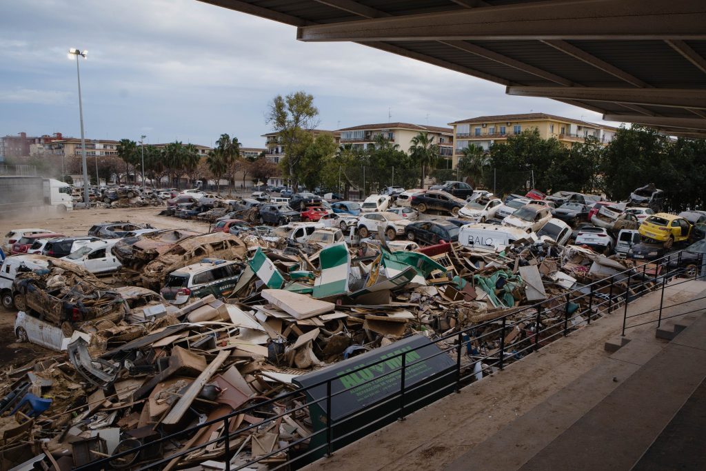 Campo de fútbol de Benetusser lleno de restos y vehículos| Foto: Pedro Pascual