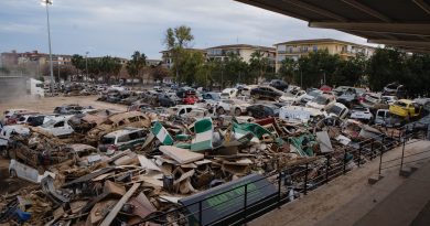 Campo de fútbol de Benetusser lleno de restos y vehículos| Foto: Pedro Pascual