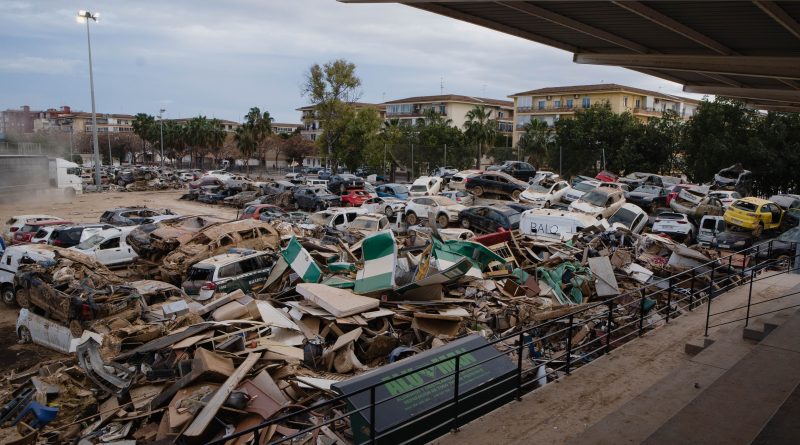 Campo de fútbol de Benetusser lleno de restos y vehículos| Foto: Pedro Pascual