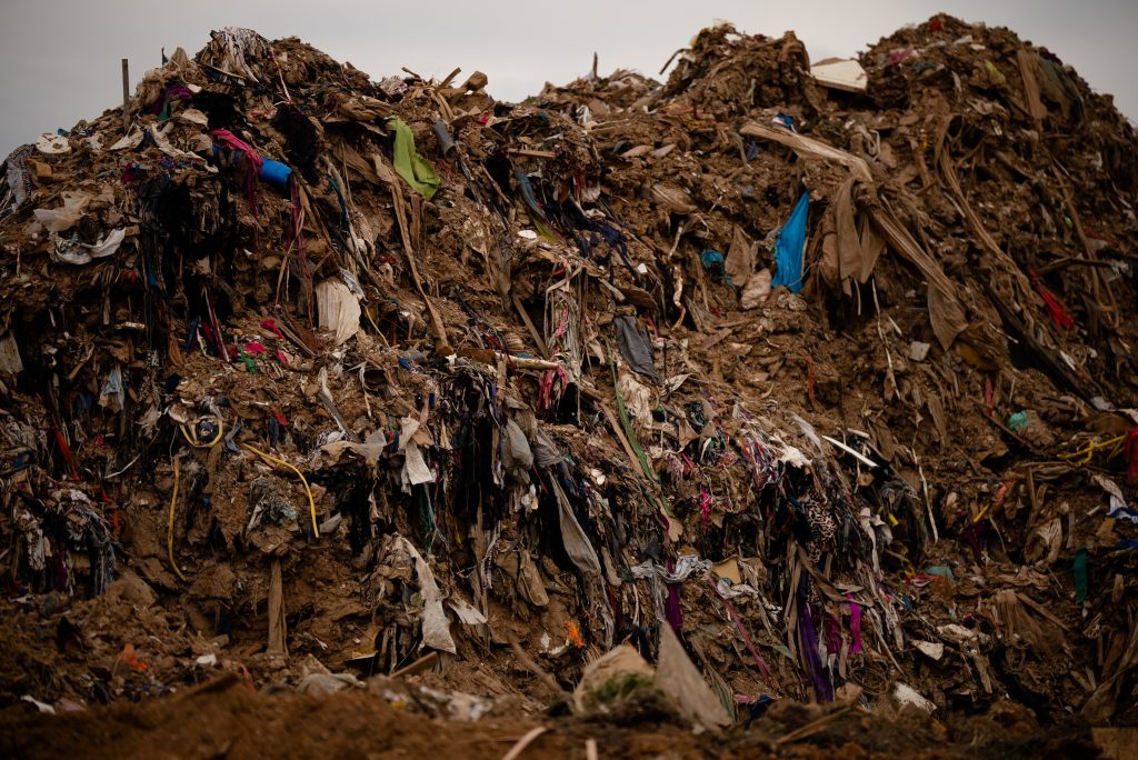 Restos de basura y barro recogidos de la Albufera y alrededores | Foto: Pedro Pascual