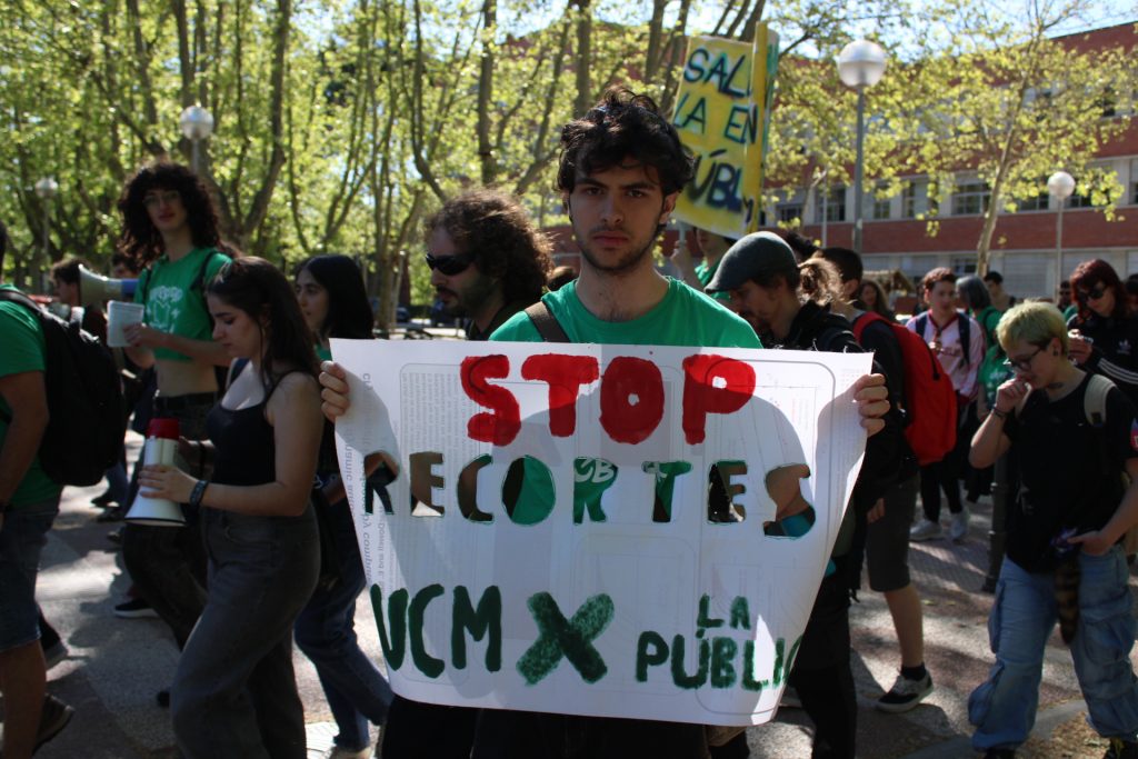Uno de los manifestantes, en la marcha durante su paso por Ciudad Universitaria| Fotografía: J. Joaquín González
