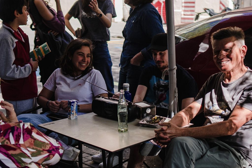 Clientes de un bar escuchan las noticias en la radio | Foto: Pedro Pascual 
