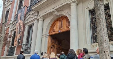 Personas esperando en la cola de la entrada al Museo Cerralbo