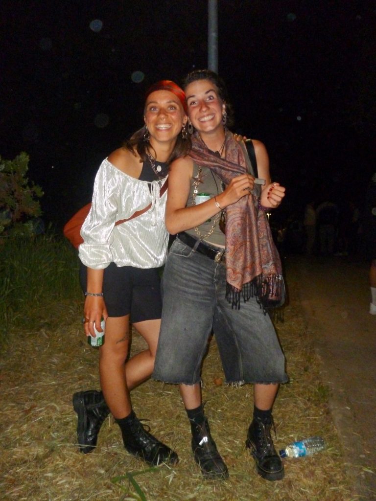 “Nada me inspira. O quizás los piratas” / “Mis amigos me regalaron el outfit. Supongo que representa el estilo de Madrid, una ciudad mucho más brillante y alegre que de donde soy, París. No me gusta París”
