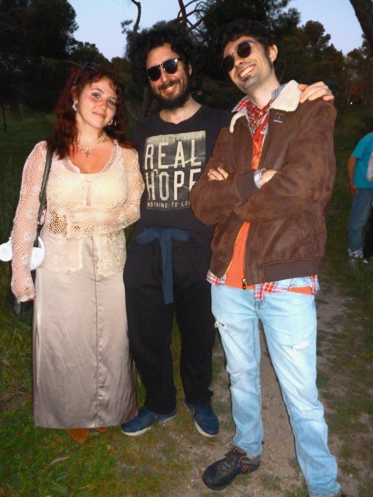 “En Horse Girl” / “Me inspiro en la grandeza de este hombre (se refiere al de su izquierda)“ / “En la lucha entre todo aquello que quieres ser y la adicción”