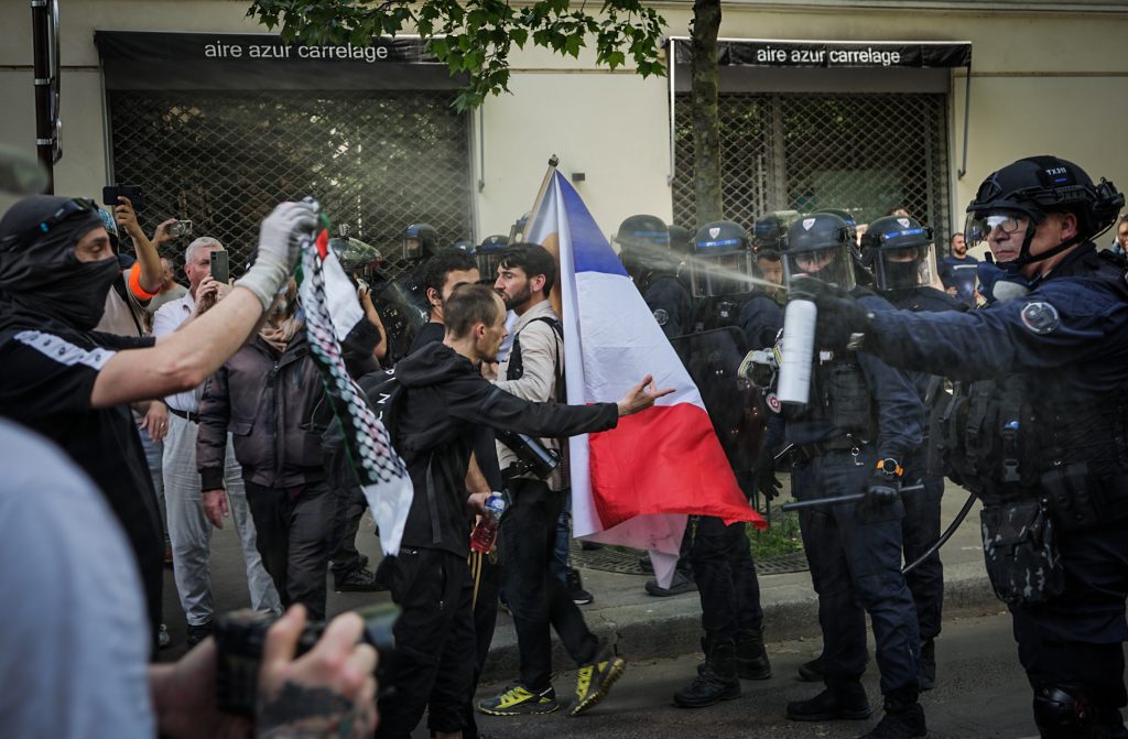 Los manifestantes se enfrentan a la policía durante los disturbios del 1 de mayo