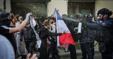 Los manifestantes se enfrentan a la policía durante los disturbios del 1 de mayo