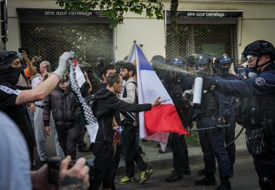 Los manifestantes se enfrentan a la policía durante los disturbios del 1 de mayo