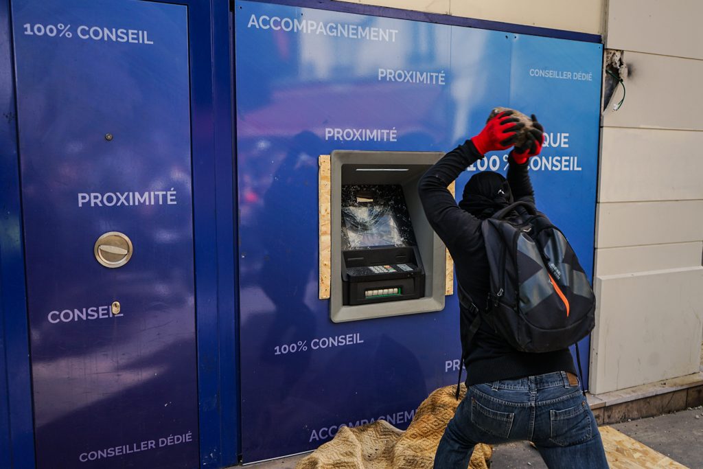 Un black bloq destruye un cajero automático