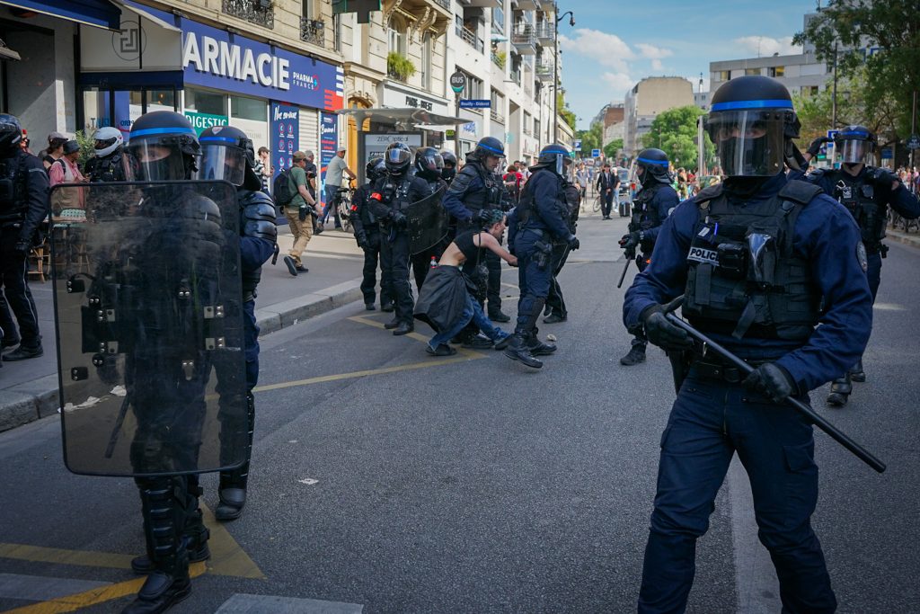 Los antidisturbios en posición de combate con una persona detenida