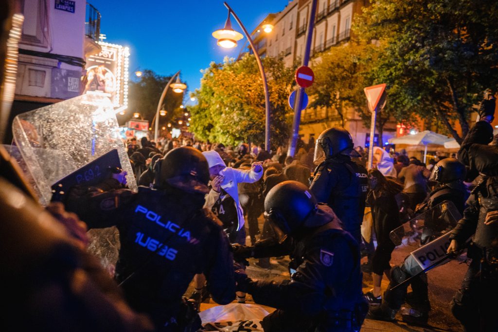 Antidisturbios cargando contra manifestantes