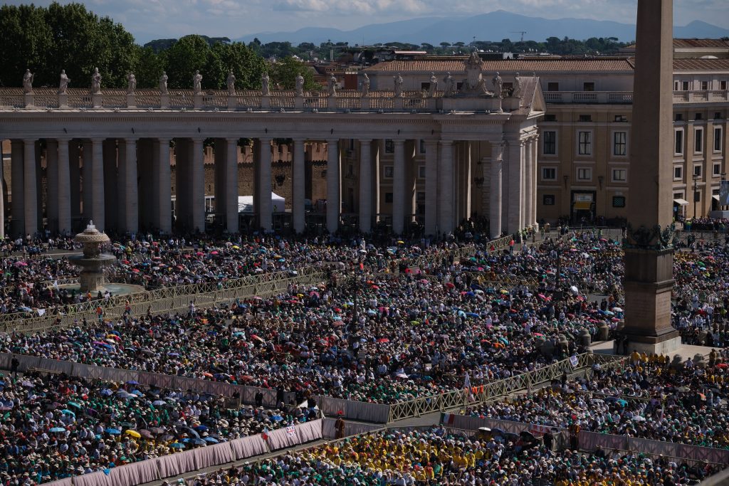 Miles de personas asisten a la segunda misa Novendial por el Santo Padre, el 27 de abril de 2025 | Foto: Marcos Villaoslada