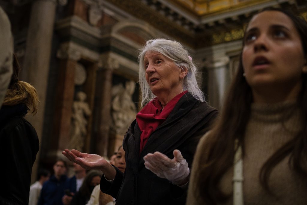 Una persona lamenta la muerte del papa Francisco en el interior de la basílica papal de Santa María la Mayor, el 27 de abril de 2025 | Foto: Marcos Villaoslada
