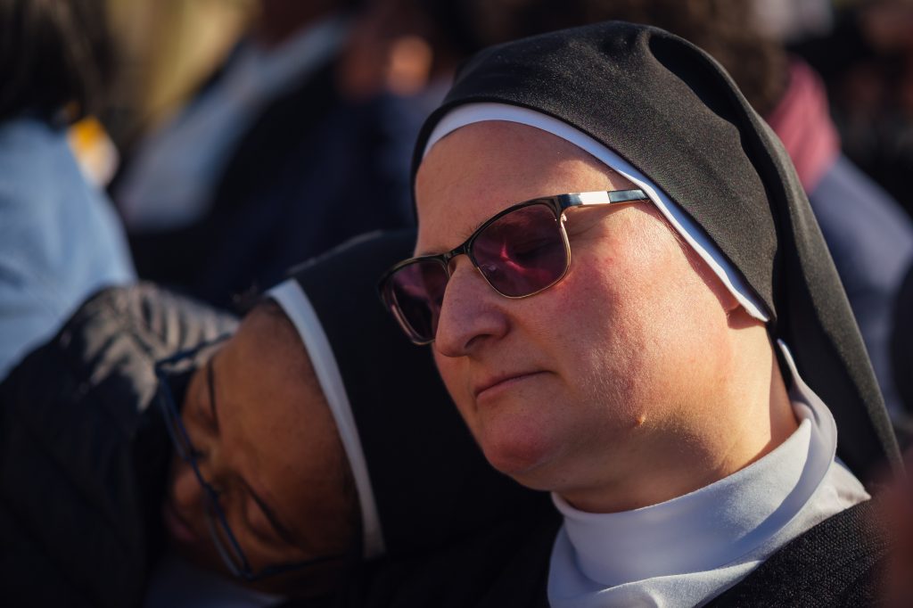 Dos monjas duermen a la espera del comienzo del funeral del papa Francisco, el 26 de abril de 2025 | Foto Marcos Villaoslada