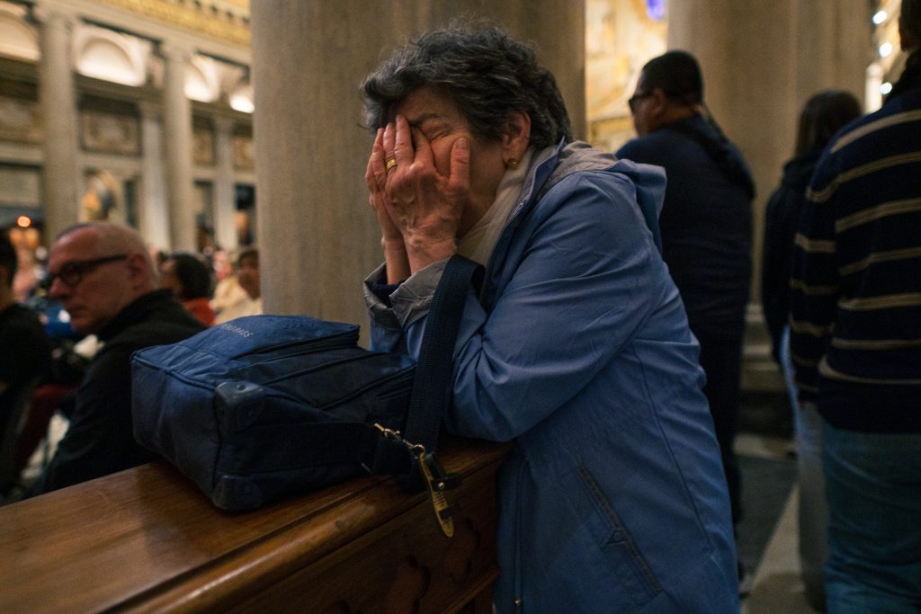 Una persona lamenta la muerte del papa Francisco en el interior de la basílica papal de Santa María la Mayor, frente a su sepulcro, el 27 de abril de 2025 | Foto: Marcos Villaoslada