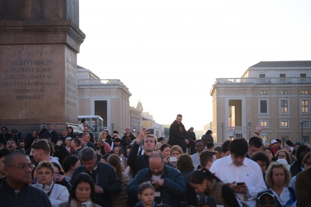 Miles de personas asisten al funeral del papa Francisco en la plaza de San Pedro, el 26 de abril de 2025 | Foto: Marcos Villaoslada