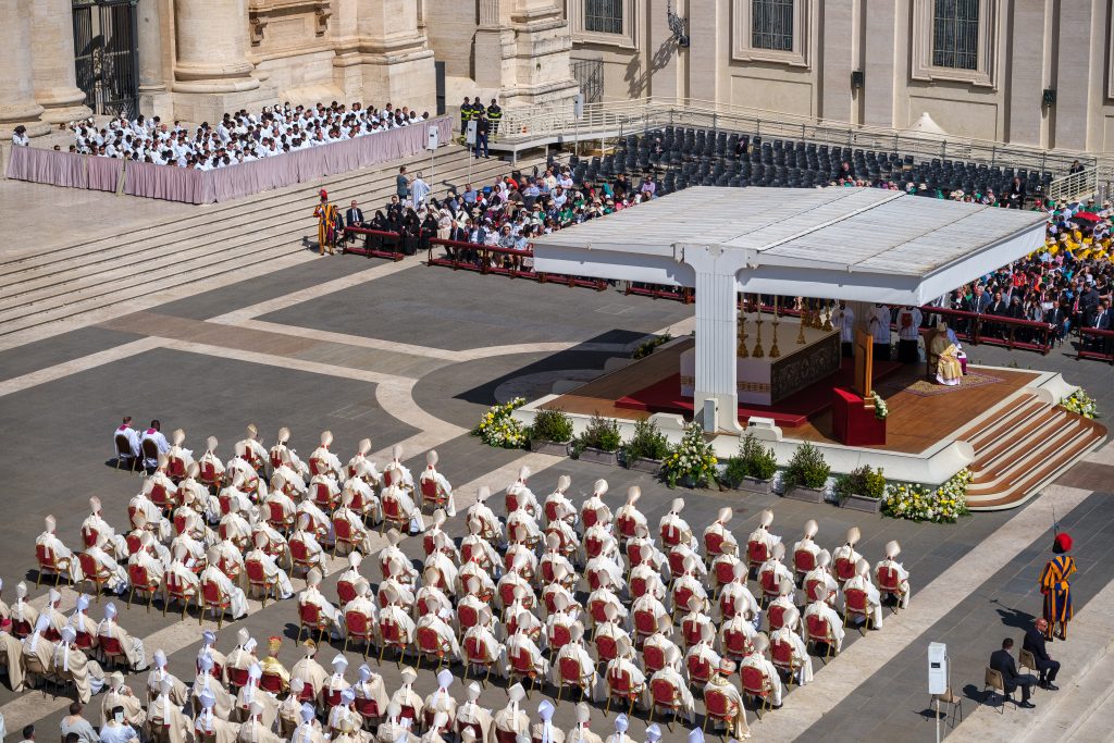 Los cardenales asisten a la segunda misa novendial por el Santo Padre papa Francisco, el 27 de abril de 2025 | Foto: Marcos Villaoslada