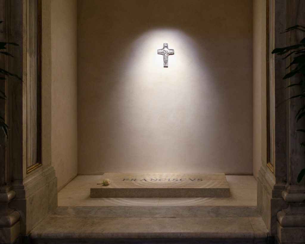 Sepulcro del papa Francisco en la basílica papal de Santa María la Mayor, el 27 de abril de 2025 | Foto: Marcos Villaoslada