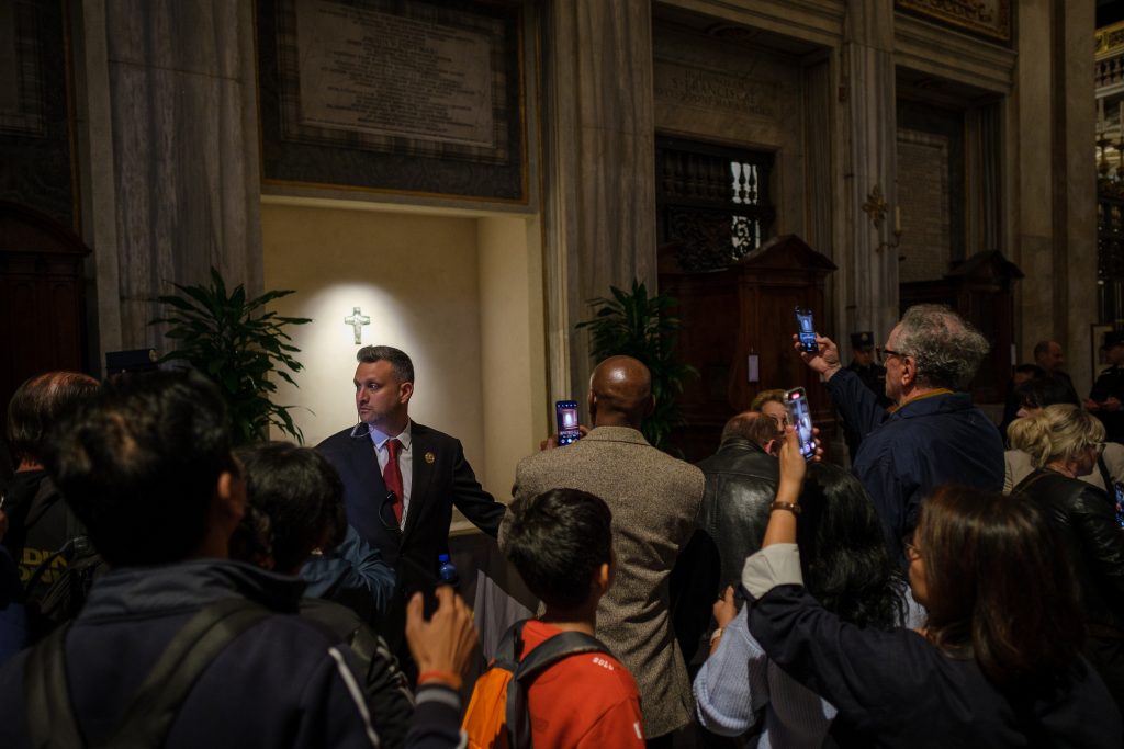 Un guardia de seguridad gestiona el acceso al sepulcro del papa Francisco en el interior de la Basílica papal de Santa María la Mayor, el 27 de abril de 2025 | Foto: Marcos Villaoslada