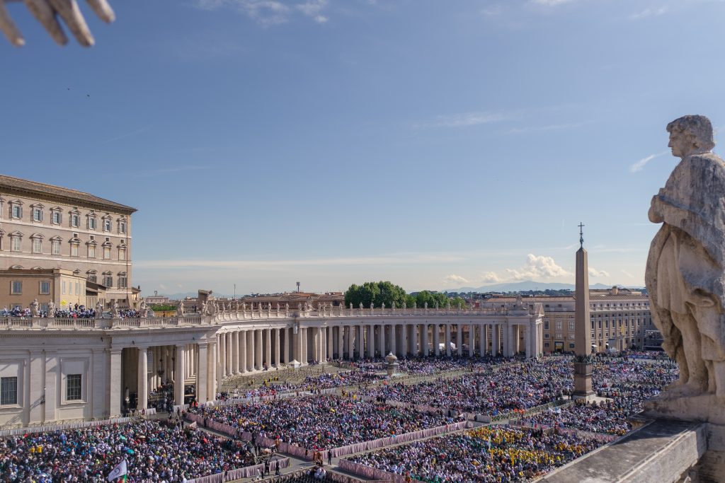 Miles de personas asisten a la segunda misa Novendial por el Santo Padre papa Francisco, el 27 de abril de 2025 | Foto: Marcos Villaoslada