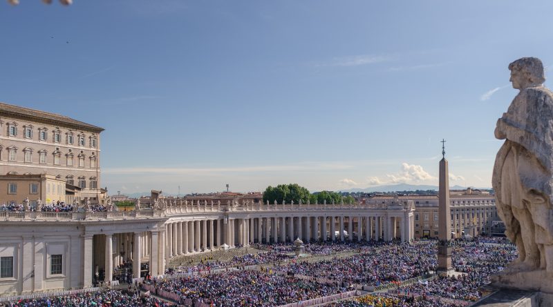 Miles de personas asisten a la segunda misa Novendial por el Santo Padre papa Francisco, el 27 de abril de 2025 | Foto: Marcos Villaoslada