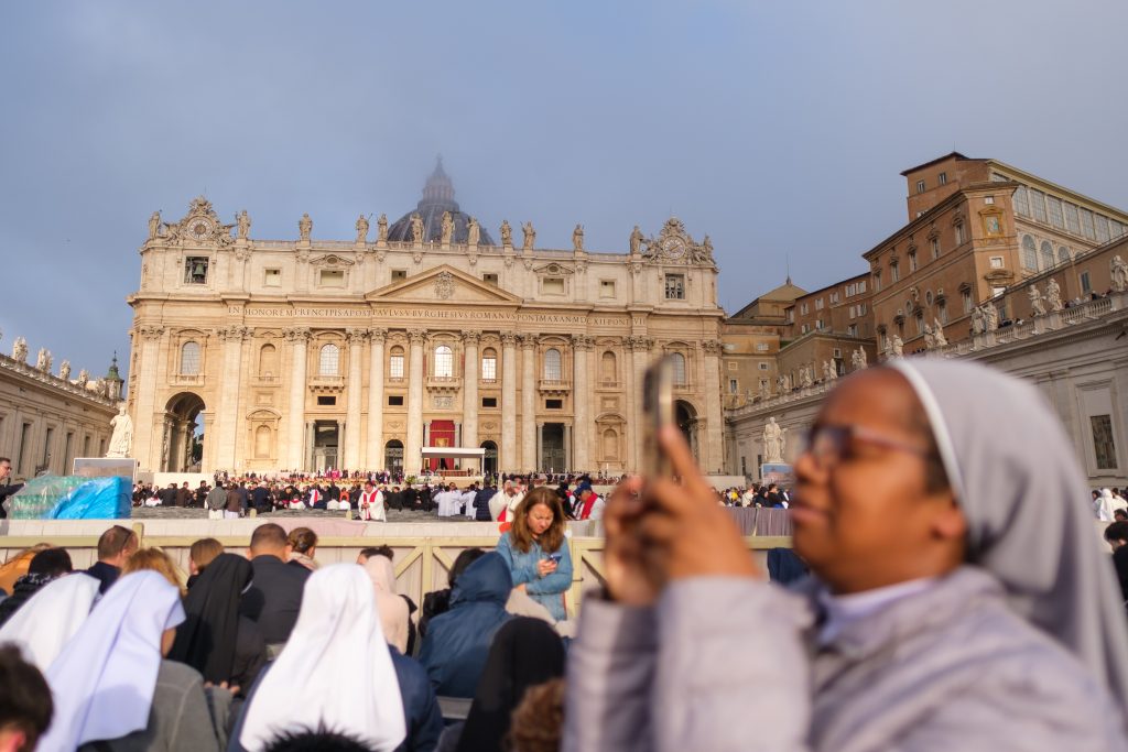 Una monja realiza una fotografía en la plaza de San Pedro antes del comienzo del funeral del papa Francisco, el 26 de abril de 2025 | Foto: Marcos Villaoslada