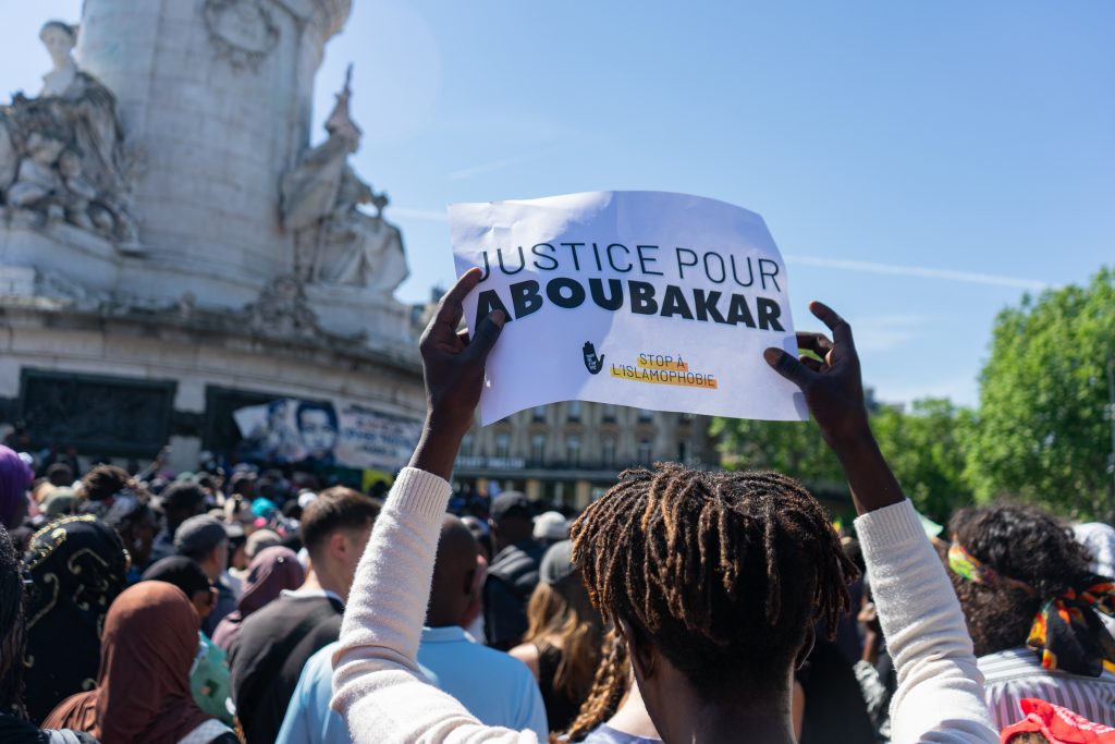 Cartel en apoyo a Cissé durante el acto homenaje 