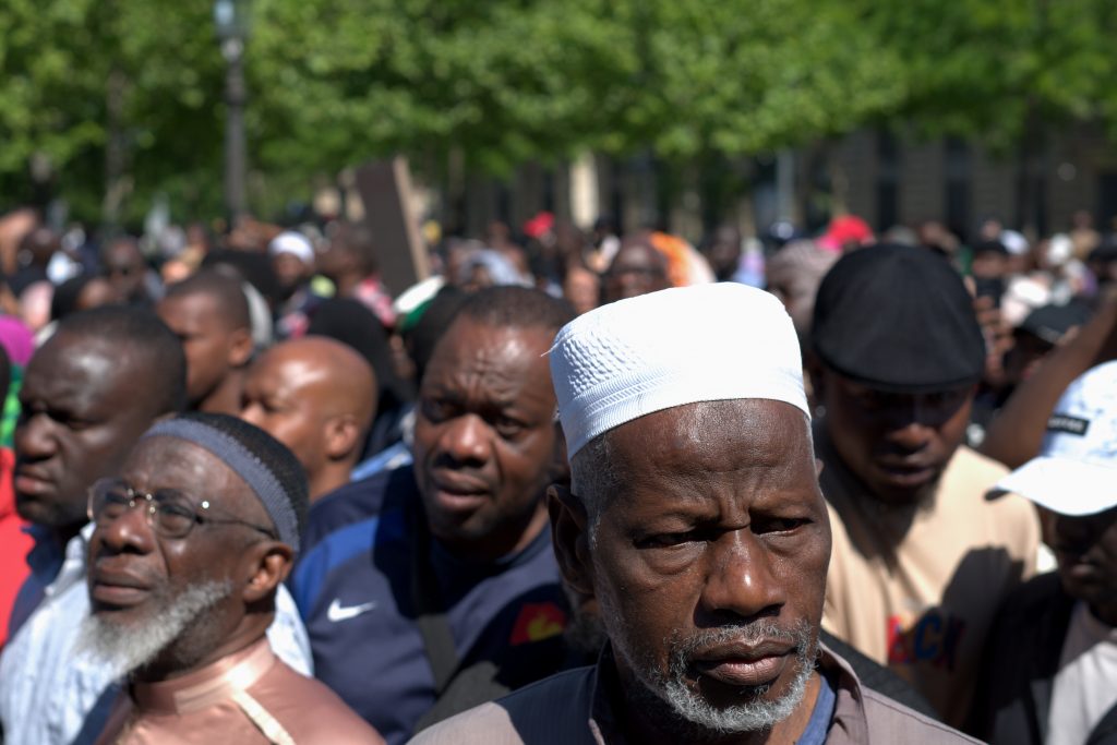 Manifestantes en el acto de Aboubakar Cissé 