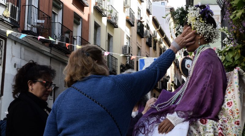 Lavapiés se postra ante sus mayas