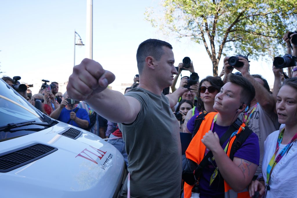Un manifestante de extrema derecha intenta sin éxito interrumpir la marcha pacífica del Orgullo en Budapest. Un manifestante de extrema derecha intenta sin éxito interrumpir la marcha pacífica del Orgullo en Budapest.