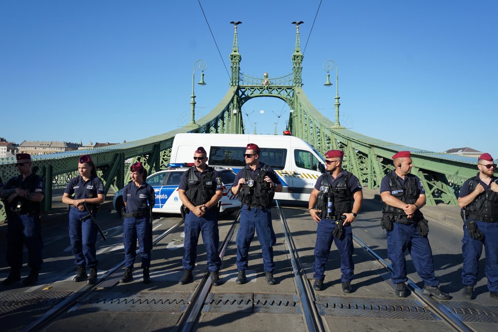 La policía bloquea el acceso al puente de la Libertad como parte del operativo para desviar la ruta del desfile. La policía bloquea el acceso al puente de la Libertad como parte del operativo para desviar la ruta del desfile.