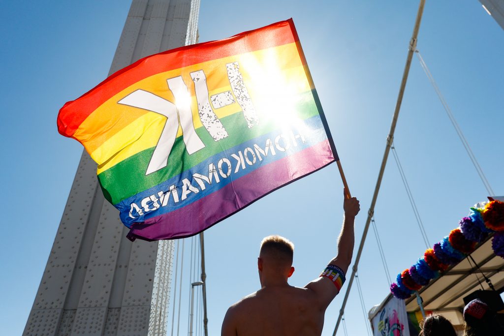 Los asistentes al Orgullo cruzan el puente de Isabel tras la prohibición policial de pasar por el puente de la Libertad.
