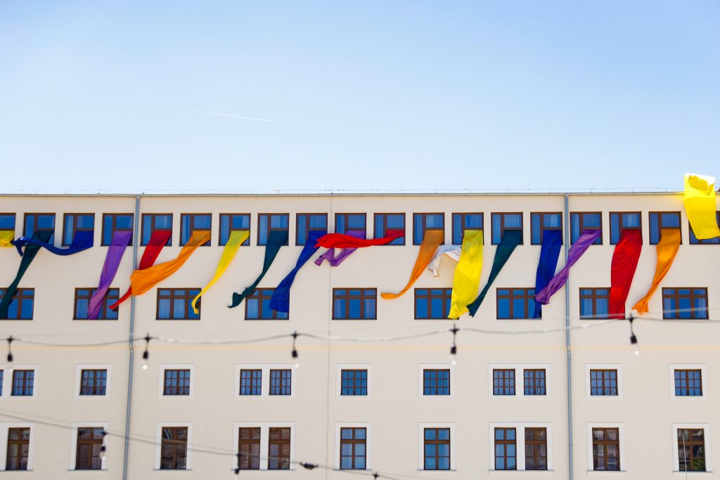 El Ayuntamiento de Budapest, único edificio institucional que exhibió la bandera LGTBIQ+, en abierto desafío al veto del Gobierno húngaro.