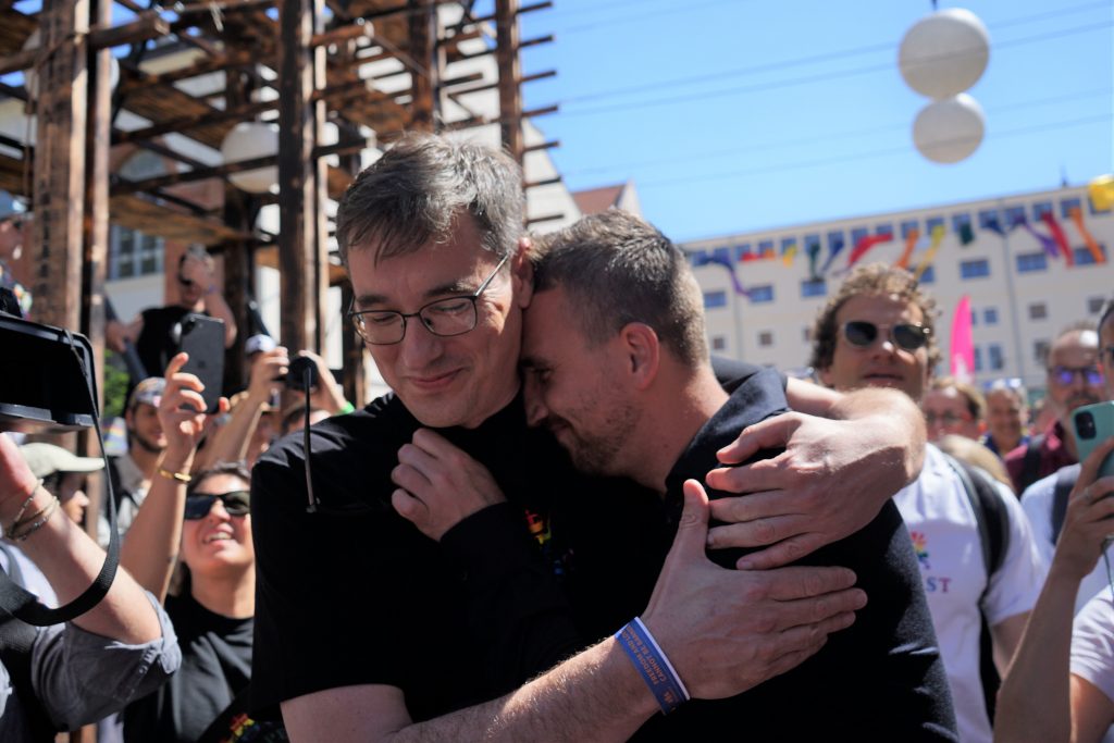 El alcalde Gergely Karácsony y el portavoz Richard Barabás, símbolos institucionales del apoyo al colectivo LGTBIQ+. El alcalde Gergely Karácsony y el portavoz Richard Barabás, símbolos institucionales del apoyo al colectivo LGTBIQ+.