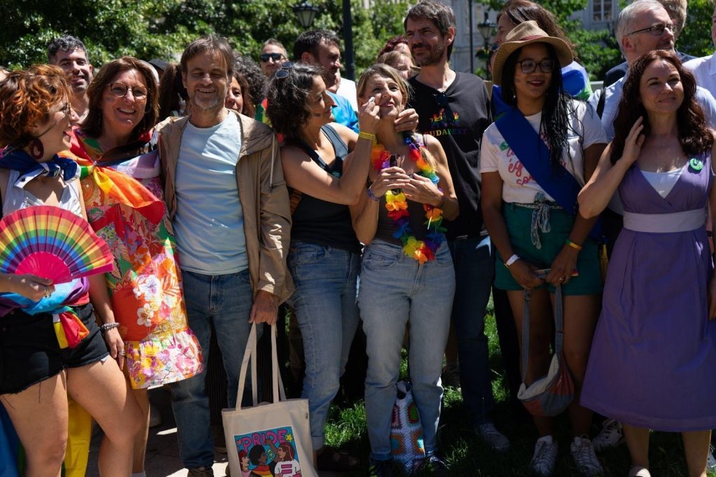 Ministros de Sumar como Yolanda Díaz y representantes europeos participan en la manifestación como muestra de solidaridad internacional. Ministros de Sumar como Yolanda Díaz y representantes europeos participan en la manifestación como muestra de solidaridad internacional.