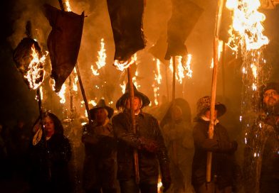 Fuego, silencio y cánticos en El Vítor 