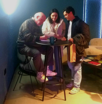 Stephen Englehart firma un cómic a unos fans. / Foto: Hiba Maouhoub
