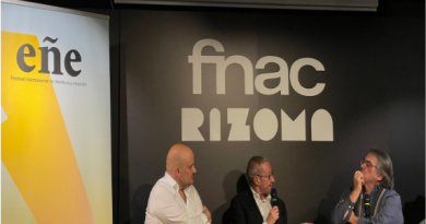 De izquierda a derecha, Miguel Barrero, Carlos Boyero y Jesús Ruiz Mantilla durante la charla. Foto: Laura Ramírez