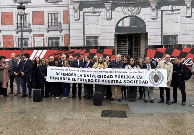Los decanos de la UCM defienden la universidad pública con un manifiesto frente a la sede de la Comunidad de Madrid