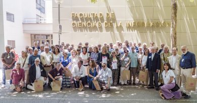 La facultad rinde homenaje a su primera promoción en el 50.º aniversario de su licenciatura