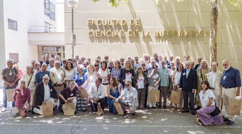 La facultad rinde homenaje a su primera promoción en el 50.º aniversario de su licenciatura
