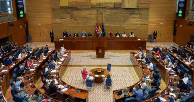 Ayuso y el PSOE elevan la tensión en la Asamblea entre acusaciones de corrupción y reproches por la inmigración