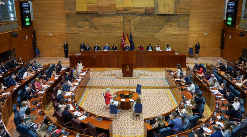 Ayuso y el PSOE elevan la tensión en la Asamblea entre acusaciones de corrupción y reproches por la inmigración
