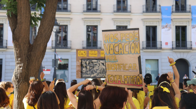 Plantón de la “marea amarilla” del 0-3 frente a la Consejería de Educación