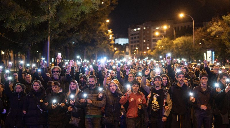 La marea verde marcha de noche en Madrid contra las cargas policiales y en defensa de la educación pública