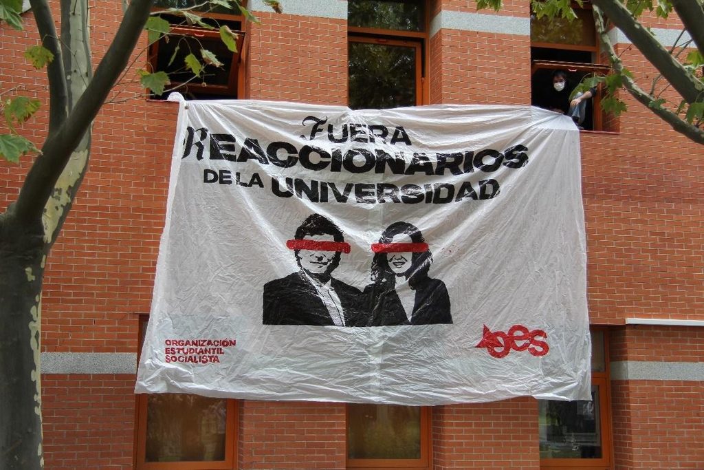 La colocación de una pancarta con los rostros de Milei y Díaz Ayuso provocó momentos de tensión entre los estudiantes. | Firma:  Alejandro Arnautu